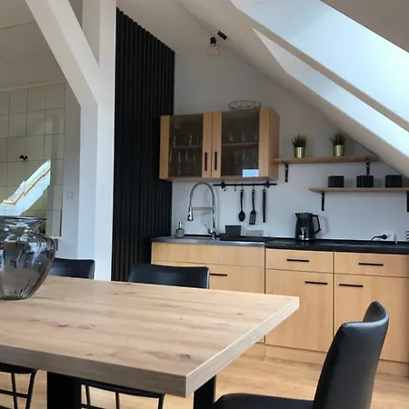 Aleksandra We Wielu Z Widokiem Na Jezioro ויילה