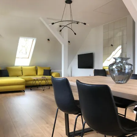 Aleksandra We Wielu Z Widokiem Na Jezioro * ויילה