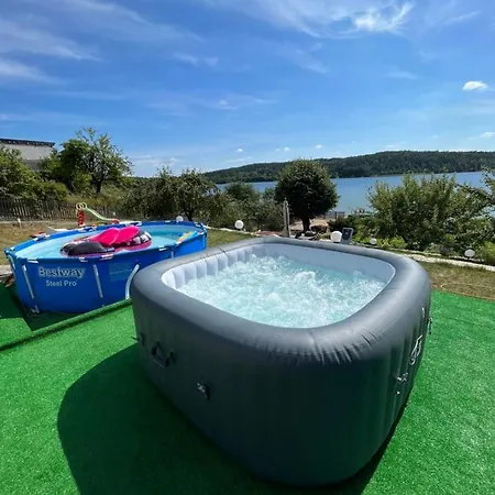 Aleksandra We Wielu Z Widokiem Na Jezioro ויילה