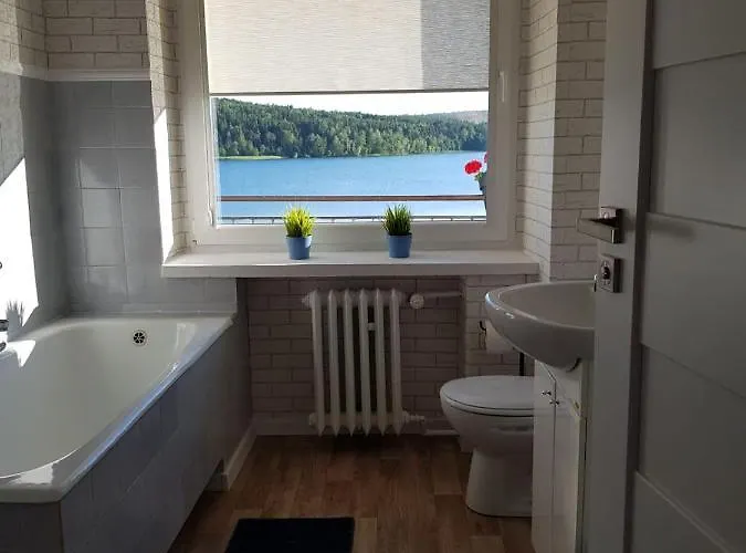 Aleksandra We Wielu Z Widokiem Na Jezioro Веле